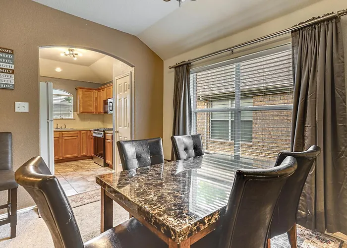 Hébergement de vacances Fenced Yard & Patio! Family Escape In Dfw Suburbs *