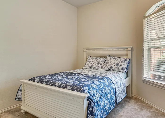 Fenced Yard & Patio! Family Escape In Dfw Suburbs
